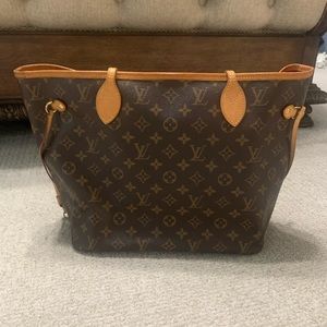 Selling.a gorgeous LV monogram neverfull. This purse will go fast.